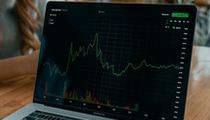 特朗普上任即呼吁降息，美联储政策不确定性加剧
