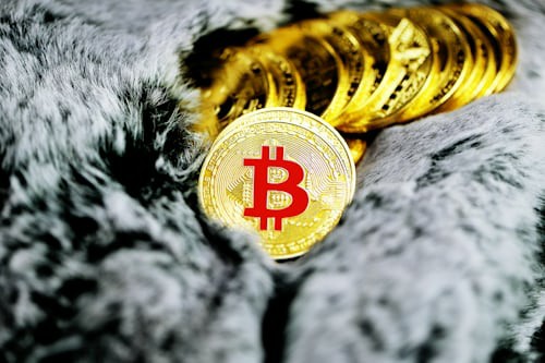 比特币重回94000美元,加密市场暗流涌动:特朗普政策、法律较量与宏观经济逆风交织